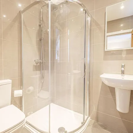Apartment Stylish Homes W/ Fast Transport Links To London