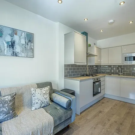 Stylish Homes W/ Fast Transport Links To London *