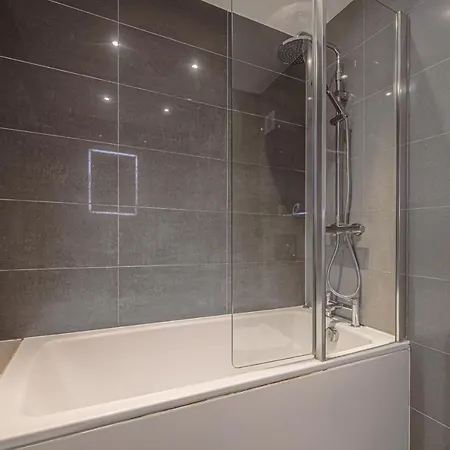Stylish Homes W/ Fast Transport Links To London Apartment *