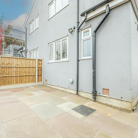 Stylish Homes W/ Fast Transport Links To London *
