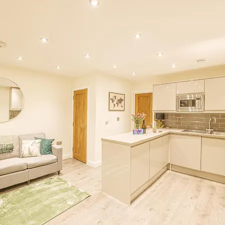 Apartment Stylish Homes W/ Fast Transport Links To London