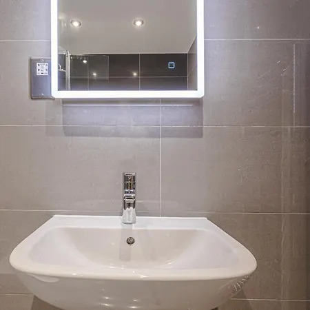 Stylish Homes W/ Fast Transport Links To London Apartment *