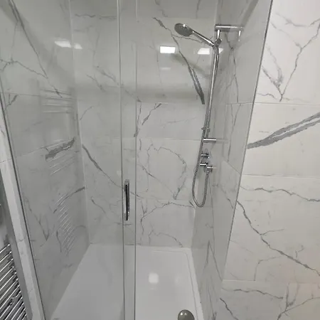 2 Bedroom Flat In Wood Piccadilly Line