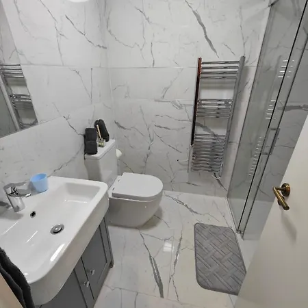 2 Bedroom Flat In Wood Piccadilly Line Apartment
