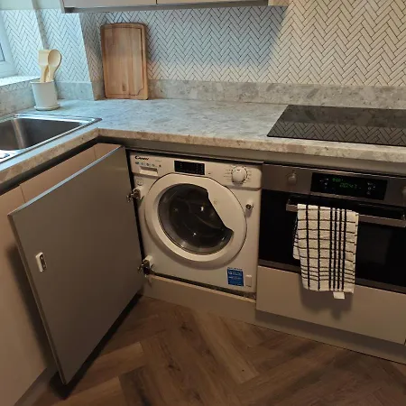 2 Bedroom Flat In Wood Piccadilly Line *