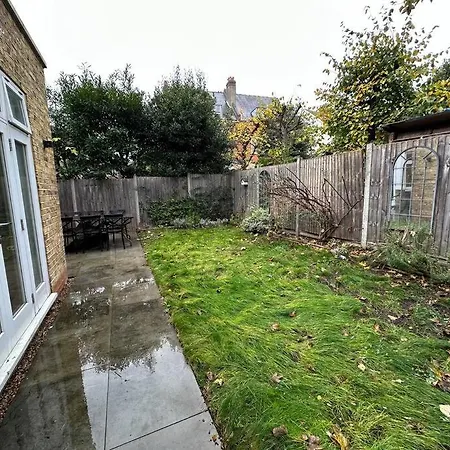 2 Bed Garden - Piccadilly Line Apartment *