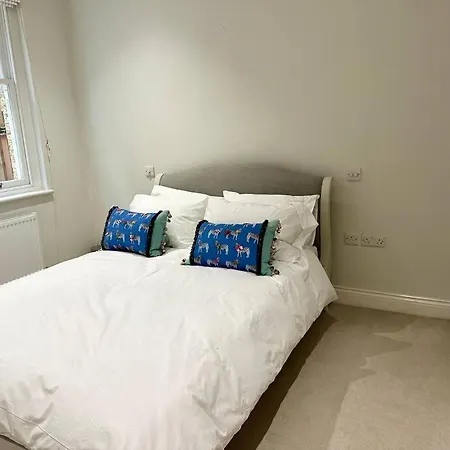 2 Bed Garden - Piccadilly Line Apartment *