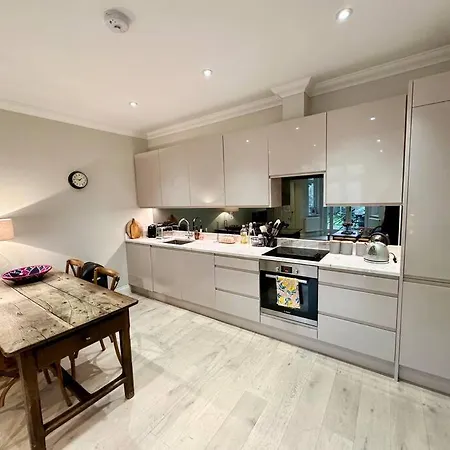 2 Bed Garden - Piccadilly Line