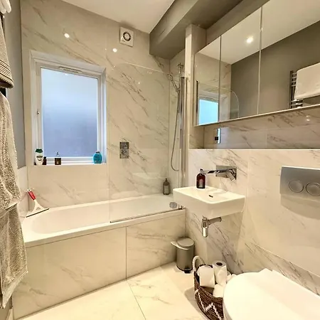 Apartment 2 Bed Garden - Piccadilly Line *