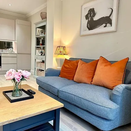 2 Bed Garden - Piccadilly Line Apartment