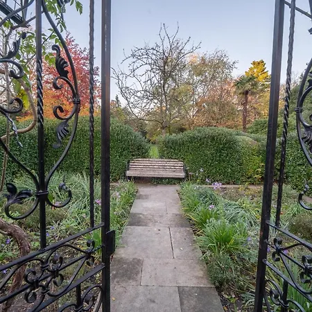 Bright Belgravia By Underthedoormat London