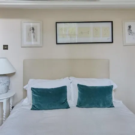 Beautiful Two Bedroom Flat In Kensington Apartment London