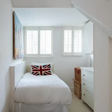 Beautiful Two Bedroom Flat In Kensington Apartment *