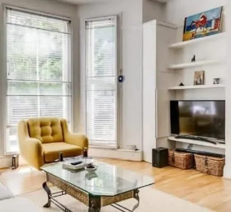 Beautiful Two Bedroom Flat In Kensington *