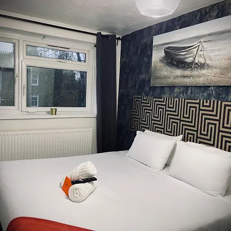 Homestay R2 Superking Sized Bed & 65