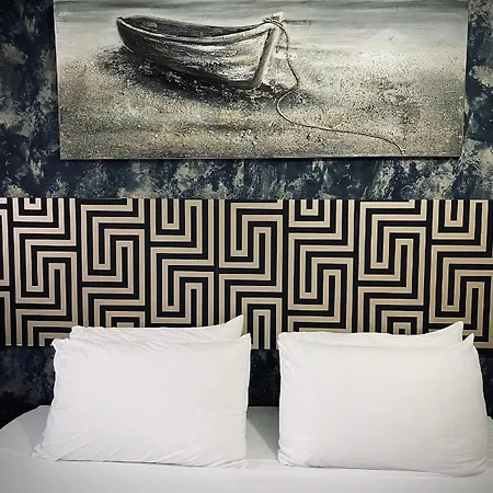 Homestay R2 Superking Sized Bed & 65