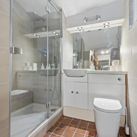 Luxurious 2-bed With Private Sauna By Dena Elite Collection Holiday home London
