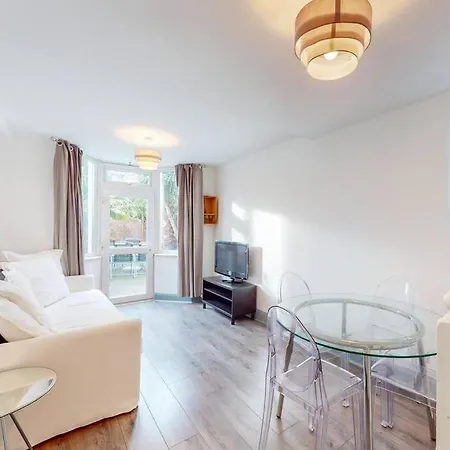 Perfectly Located, Classy 2 Bed Flat In Stockwell Apartment