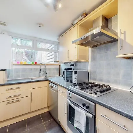 Perfectly Located, Classy 2 Bed Flat In Stockwell *