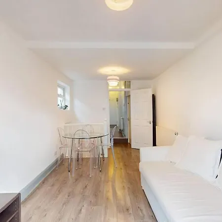 Perfectly Located, Classy 2 Bed Flat In Stockwell *