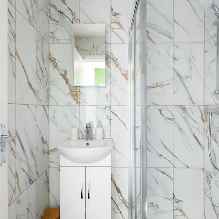 Parkside North - Victoria Line Apartment London