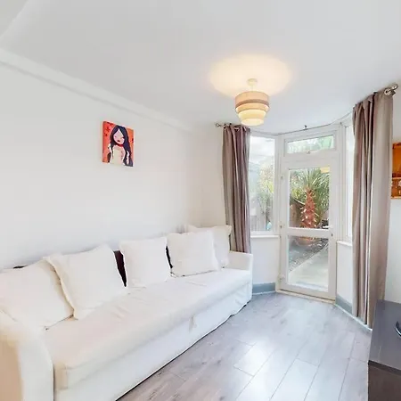 Perfectly Located, Classy 2 Bed Flat In Stockwell Apartment