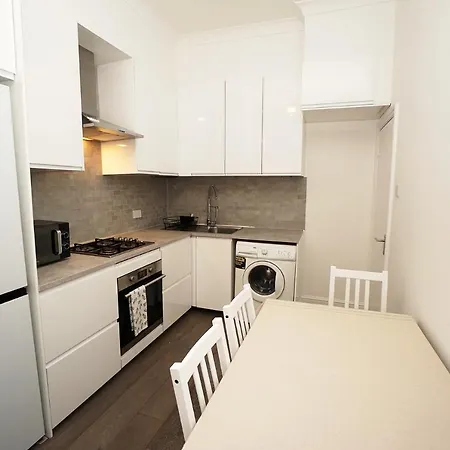 Apartment Stylish Retreat By Aresti