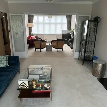 Cosy And Lovely 4-bed House In Stanmore 스탠모어