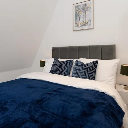 Modern, Stylish, Cosy, Finchley London 3 Bed 2 Bath With Free Parking Apartment *