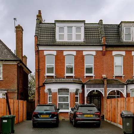 Modern, Stylish, Cosy, Finchley London 3 Bed 2 Bath With Free Parking