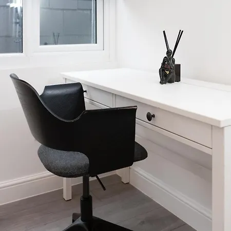 Modern, Stylish, Cosy, Finchley London 3 Bed 2 Bath With Free Parking *