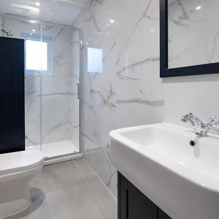 Modern, Stylish, Cosy, Finchley London 3 Bed 2 Bath With Free Parking Apartment Whetstone