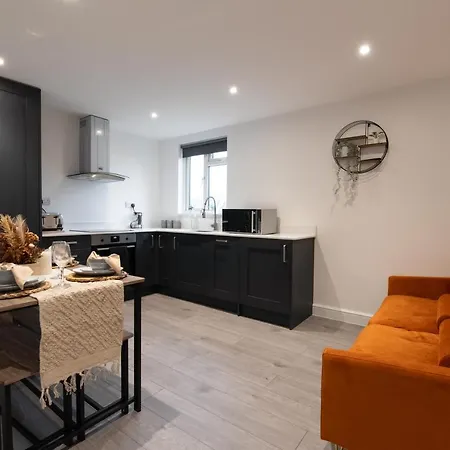 Modern, Stylish, Cosy, Finchley London 3 Bed 2 Bath With Free Parking Apartment *