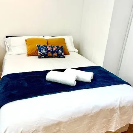 Brilliant One Bedroom Flat In Apartment *