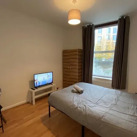 Apartment Entire 2 Bed Flat 10 Mins To Central