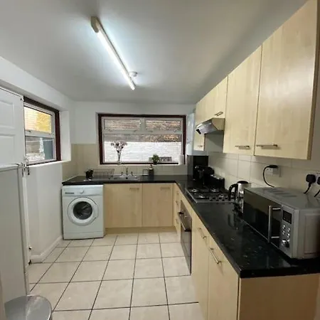 Entire 2 Bed Flat 10 Mins To Central Apartment London