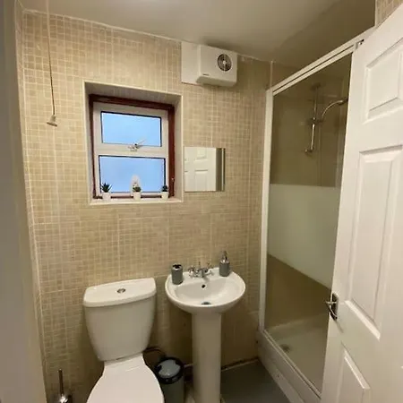 Entire 2 Bed Flat 10 Mins To Central * London
