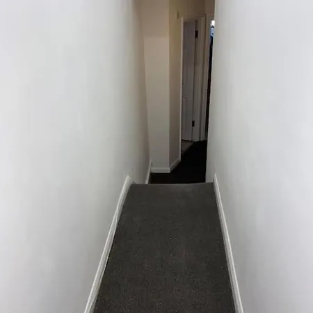 Entire 2 Bed Flat 10 Mins To Central Apartment