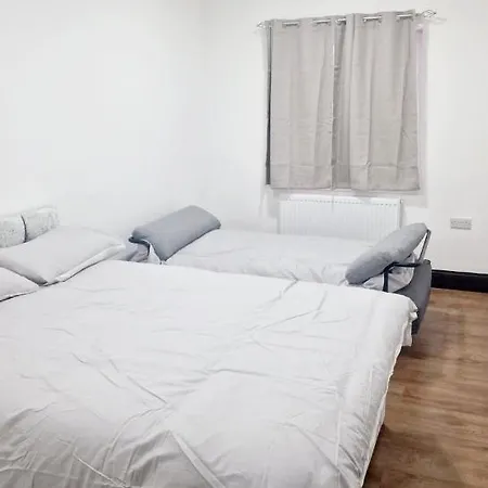 In East Ham, Apartment