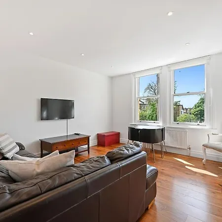 Broadway - Lovely 2-bedroom Flat With Offstreet Parking Ealing