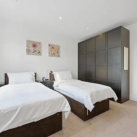 Broadway - Lovely 2-bedroom Flat With Offstreet Parking *