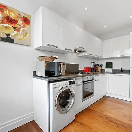 Broadway - Lovely 2-bedroom Flat With Offstreet Parking * Ealing
