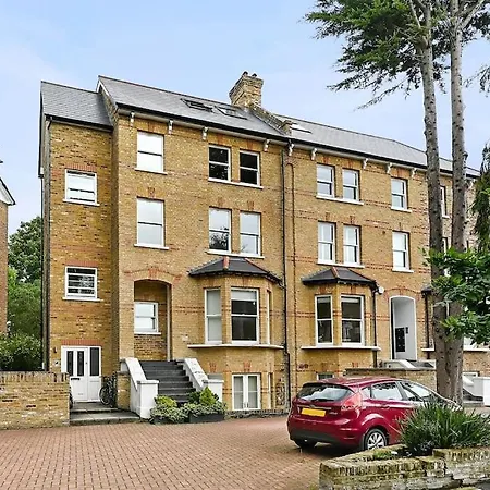 Broadway - Lovely 2-bedroom Flat With Offstreet Parking * Ealing