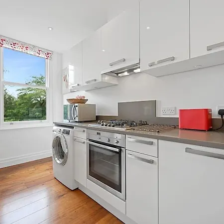 Apartment Broadway - Lovely 2-bedroom Flat With Offstreet Parking Ealing