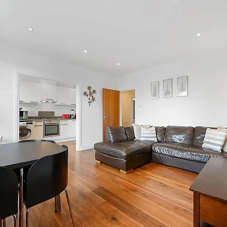 Apartment Broadway - Lovely 2-bedroom Flat With Offstreet Parking