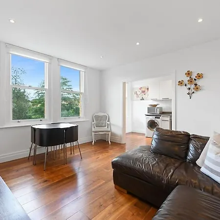 Broadway - Lovely 2-bedroom Flat With Offstreet Parking Apartment