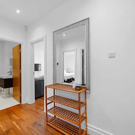 Broadway - Lovely 2-bedroom Flat With Offstreet Parking