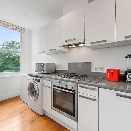 Broadway - Lovely 2-bedroom Flat With Offstreet Parking