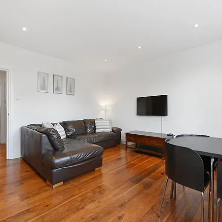Apartment Broadway - Lovely 2-bedroom Flat With Offstreet Parking