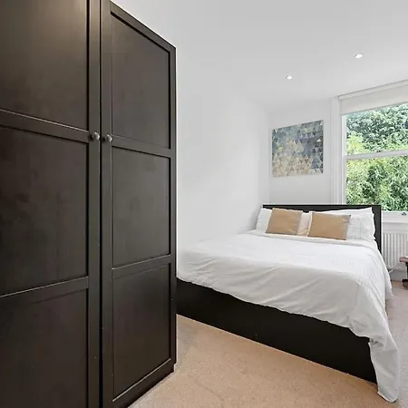 Broadway - Lovely 2-bedroom Flat With Offstreet Parking Ealing